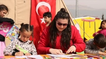 Madenci baba enkazda can kurtardı, kızı çadır kentte çocuklara moral verdi