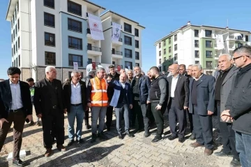 Mahalle muhtarları ve basın mensuplarına deprem alanı gezdirildi
