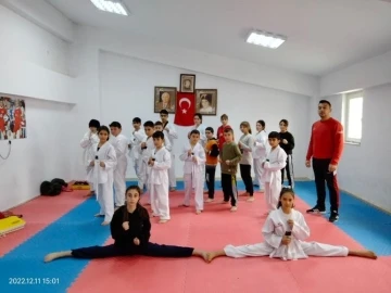 Mahalledeki çocuklar için kulüp binasını spor salonuna çevirdiler
