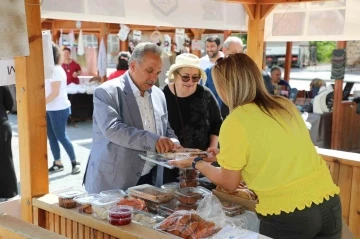 Maharetli Eller, Pazarı Bekler
