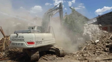 Malatya’da ağır hasarlı binaların yıkım işlemleri sürüyor
