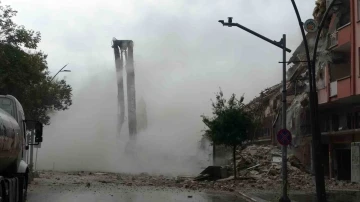 Malatya’da ağır hasarlı binaların yıkımına hız verildi
