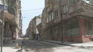 Malatya’da ağır hasarlı bir bina daha kendiliğinden yıkıldı