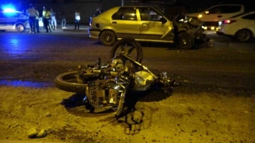 Yeşilyurt'ta otomobil motosikletle çarpıştı: 1’i çocuk 2 ağır yaralı