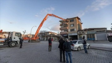 Malatya'da ağır hasarlı binaların yıkımı ve enkaz kaldırma çalışmaları sürdü