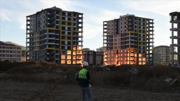 Malatya'da ağır hasarlı iki bina patlayıcı kullanılarak yıkıldı