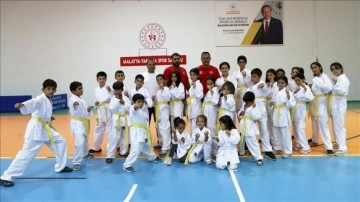 Malatya'da konteyner kentte kalan çocuklara karate kıyafeti desteği