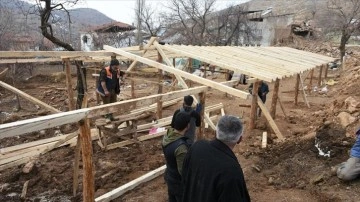 Malatya'da konut, ahır ve ağılları hasar gören vatandaşların yaraları sarılıyor