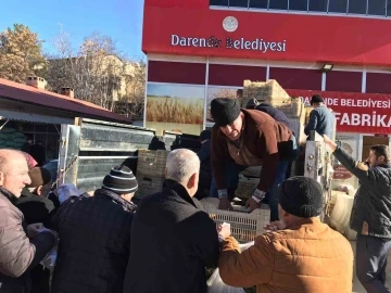 Malatyalı depremzedelere mandalina dağıttı
