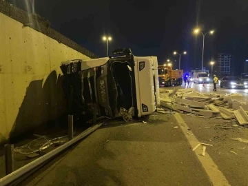 Maltepe’de kontrolden çıkan tır yol ayrımından D-100 kara yoluna düştü: 1 yaralı
