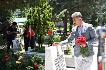 Mamak Belediye Başkanı Köse, Cebeci Askeri Şehitliği’ni ziyaret etti
