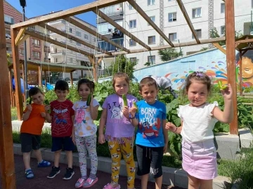 Mamak Belediyesinin anaokullarında öğrenciler, sebze yetiştirip hayvan besliyor
