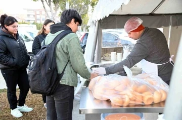 Manavgat Belediyesi’nden öğrencilere sıcak çorba
