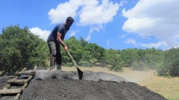 Mangal kömürü işçileri iki sıcak arasında alın teri döküyor
