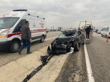 Manisa’da iki otomobil kafa kafaya çarpıştı: 3 ağır yaralı
