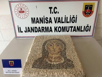 Manisa’da Meryem Ana figürlü olduğu iddia edilen mozaik ele geçirildi
