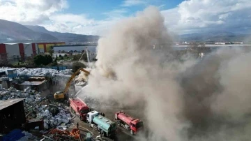 Manisa’daki geri dönüşüm tesisinde yine yangın çıktı
