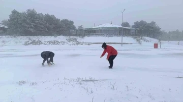 Manisa’nın yüksek kesimlerinde yılın ilk kar yağışı
