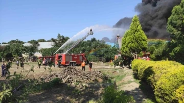 Manisa Valisi Karadeniz: &quot;Yangının diğer fabrikalara sıçramaması için çalışıyoruz&quot;
