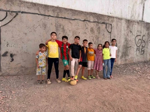 Mardin’de çocuklardan, kaymakam amcalarına halı saha talebi
