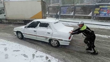 Mardin’de etkili olan kar yağışı sürücülere zor anlar yaşattı
