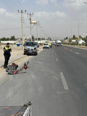 Mardin’de hafif ticari araç motosiklete çarptı: 2 yaralı
