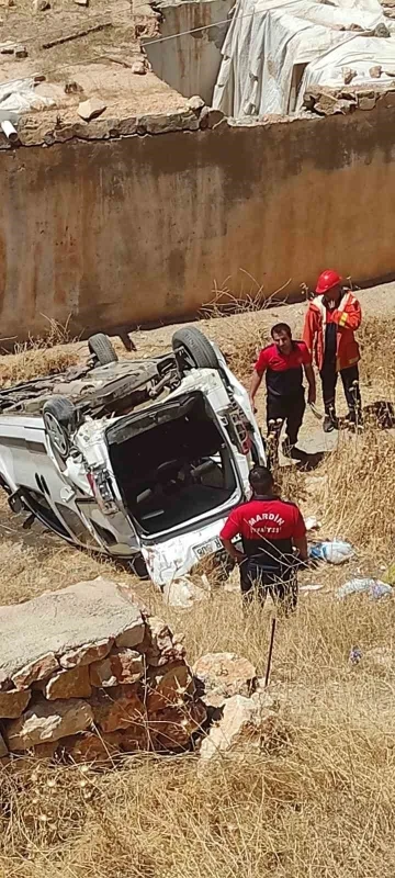 Mardin’de hafif ticari araç şarampole yuvarlandı: 10 yaralı
