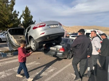 Mardin’de kazaya karışan otomobil çarptığı otomobilin üstüne çıktı
