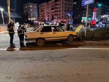 Mardin’de otomobil kavşağa girdi: 2 yaralı
