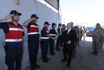 Mardin Valisi Demirtaş, güvenlik güçleri ve şehit aileleri ile bayramlaştı
