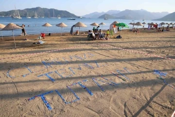 Marmaris’te plastik kapaklarla çevre mesajı verildi
