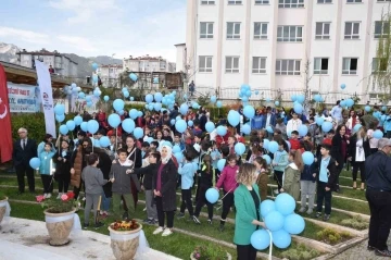 Mavi balonlar otizm farkındalığı için gökyüzüne bırakıldı
