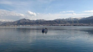 "Mavi Nefes Projesi" ile Van Gölü'nün yüzeyinde temizlik çalışması başlatıldı