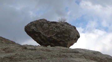 Mazıdağ’ında vatandaşlar dev taş parçalarının gölgesinde korkuyla yaşıyor
