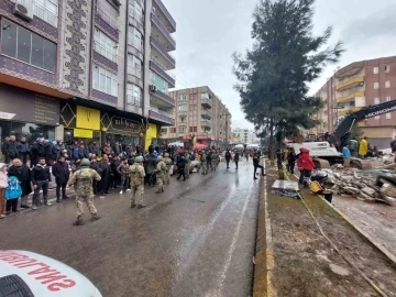 Mehmetçik deprem bölgesinde asayişi sağlama görevi de gerçekleştiriyor