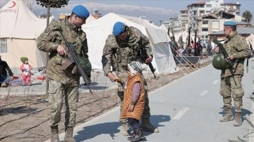 Mehmetçik, deprem bölgesindeki emniyet ve asayiş için devriye faaliyetini sürdürüyor