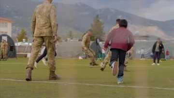 Mehmetçik Okulu'ndaki depremzede öğrenciler asker ağabeyleriyle futbol oynadı