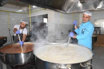 Menemen Belediyesi Aşevinden her gün 10 bin kişilik sıcak yemek
