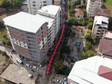 Mereto Dağı eteklerinde dev Türk bayrağı eşliğinde 100. yıl yürüyüşü
