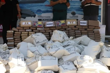 Mersin’de 5 bin 878 operasyonda, 1 ton 25 kilogram uyuşturucu ele geçirildi
