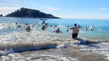 Mersin’de doğaseverler 2023’ü denize girerek karşıladı
