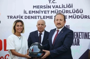 Mersin’de motosiklet sürücülerine kask dağıtıldı
