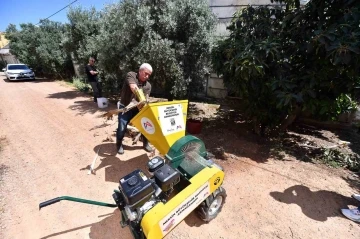 Mersin’de muz üreticisine dal parçalama makinesi desteği
