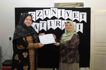 Mersin’de okuma yazma öğrenen kadınlar sertifikalarını aldı
