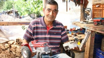 Mersinli çiftçi atık malzemelerden oyuncak traktör yapıyor