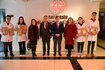 Meslek lisesi öğrencilerinden depremzedelere maddi destek
