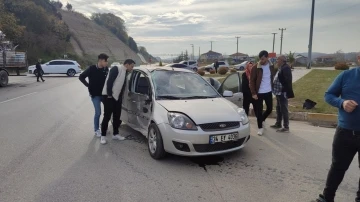 Metal hurda yüklü tır ile otomobil çarpıştı: 1 yaralı