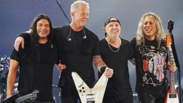 Metallica, depremzedeler için 250 bin dolar bağış yaptı