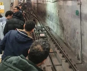 İstanbul'da metro arızası, vatandaşlar isyan etti