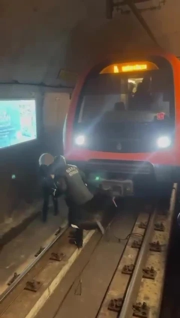 Metroda raylara atladı, kendisini arayan güvenliğe ‘ölmek istiyorum’ dedi
